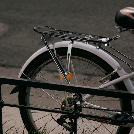 Porte bagage vélo blanc bitume et trottoir
