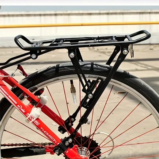 Porte bagage vélo rouge en ville