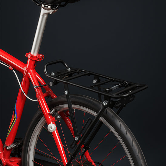 Porte bagage vélo rouge fond gris