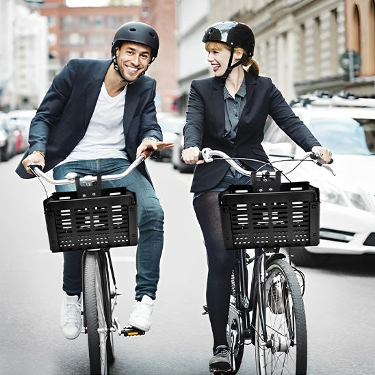 cyclistes citadins sur la route avec leur panier velo