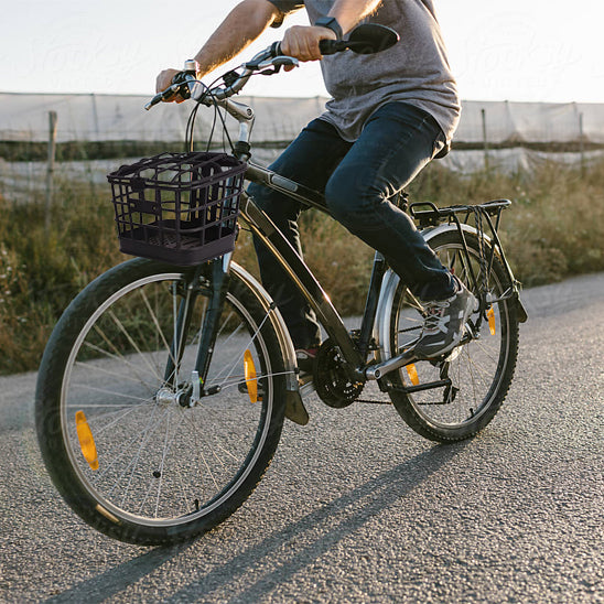 panier avant vélo homme pédalant