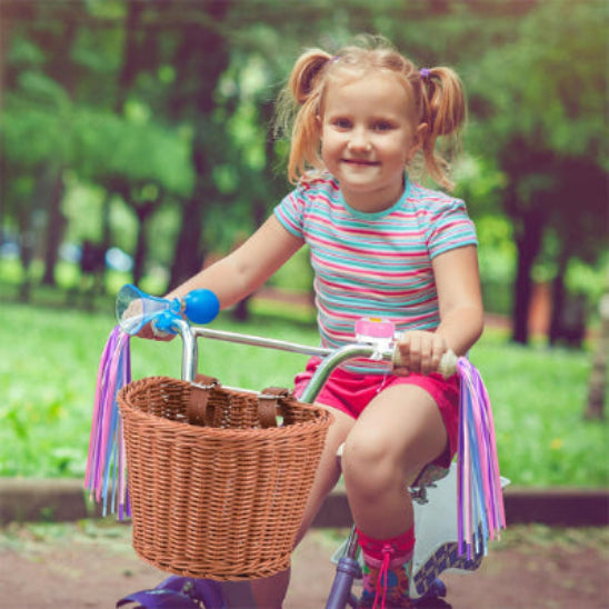 panier velo enfant fillette dans un parc