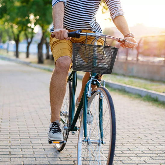 panier velo homme à velo au bord du fleuve