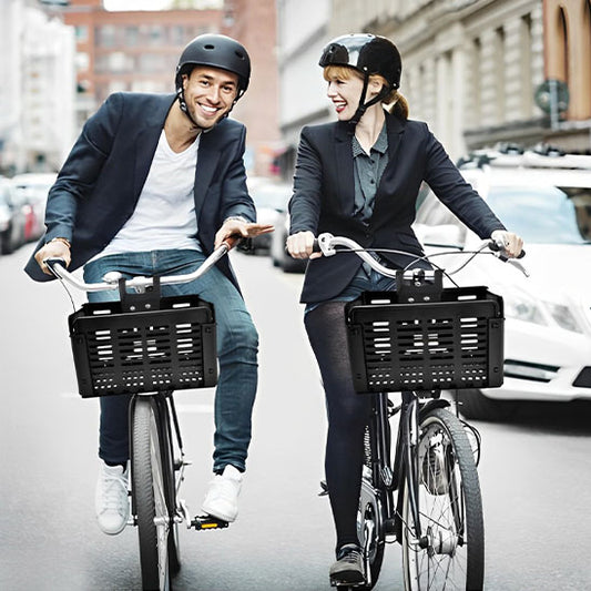 cyclistes citadins sur la route avec leur panier velo