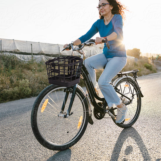 panier avant vélo cycliste roulant sur  vélo noir route