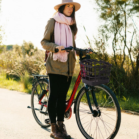 panier avant vélo femme debout route de campagne