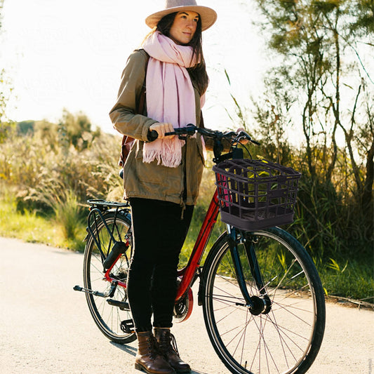 panier avant vélo femme debout route de campagne
