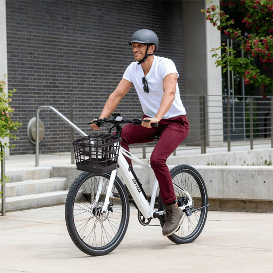 panier avant vélo homme roulant avec un casque