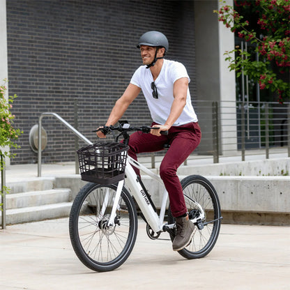 panier avant vélo homme roulant avec un casque