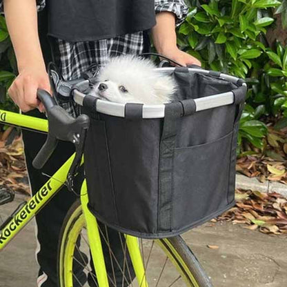 panier pour velo avec chien blanc cycliste à pied