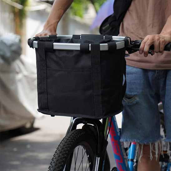 panier pour velo homme à pied tenant le guidon
