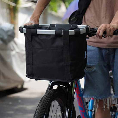 panier pour velo homme à pied tenant le guidon