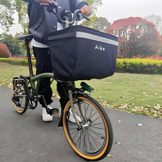 panier velo homme à pied tenant le guidon