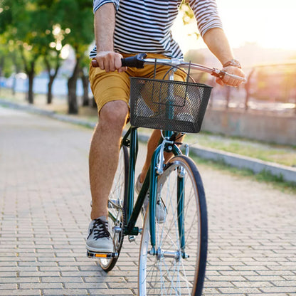 panier velo homme à velo au bord du fleuve