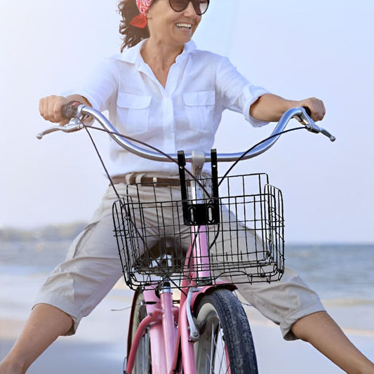 panier velo noir et femme souriante sur la plage